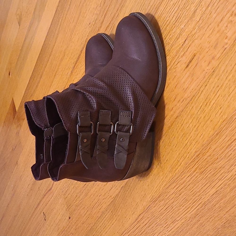 Burgundy ankle bootie with side details